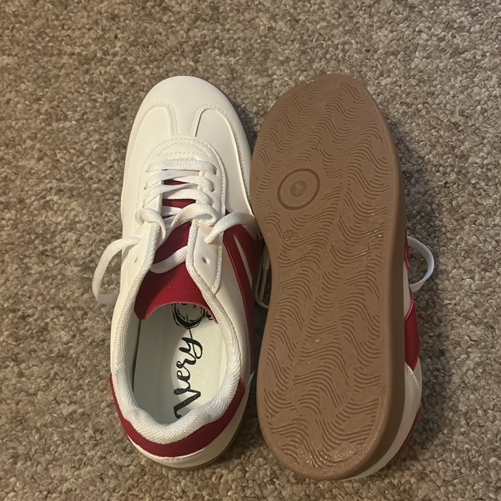 Very G sneaker, size 8.5, brand new - Picture 3 of 3